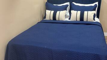 Tabla de planchar con plancha, wifi y ropa de cama