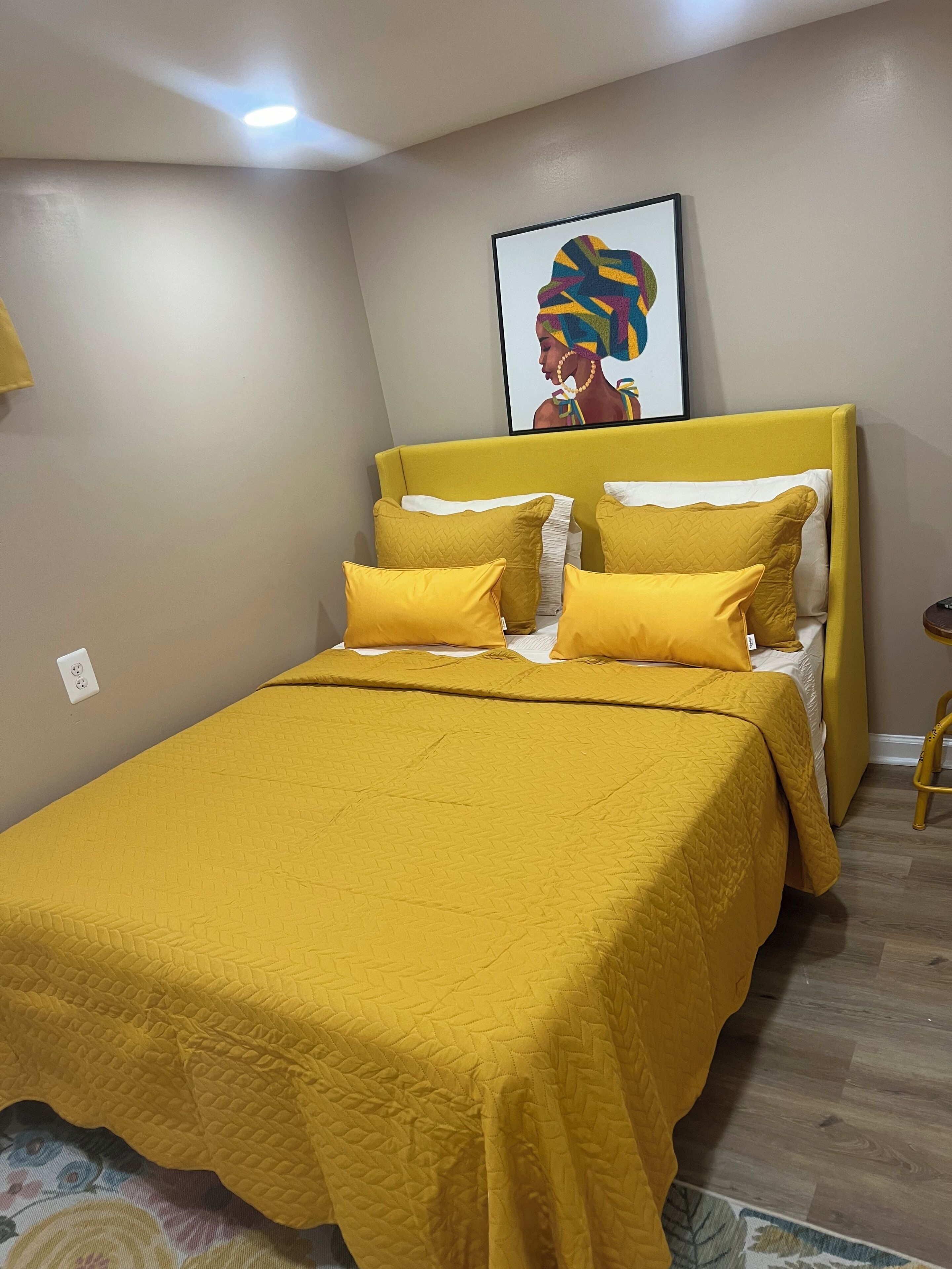 Tabla de planchar con plancha, wifi y ropa de cama 