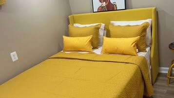 Tabla de planchar con plancha, wifi y ropa de cama