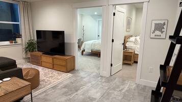 2 bedrooms, desk, travel cot, free WiFi