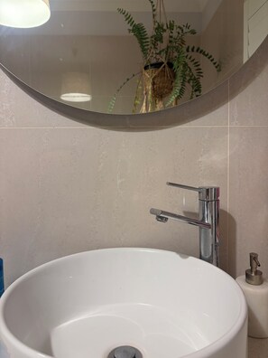 Towels, soap, toilet paper - 3 bedroom estate 20km from CBD , 30km from both airports 15km Williamstown beach (Truganina)