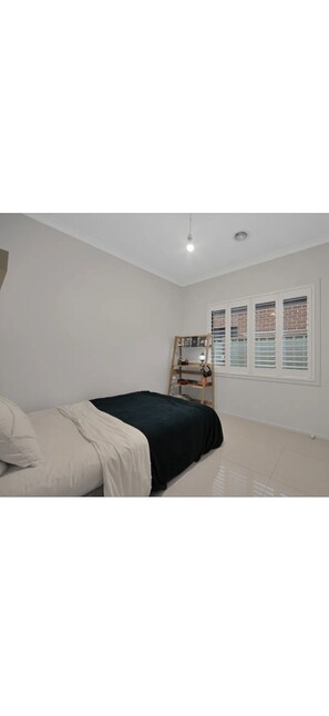 4 bedrooms, bed sheets - 3 bedroom estate 20km from CBD , 30km from both airports 15km Williamstown beach (Truganina)