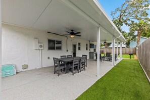 Outdoor dining - 4BR Heated Pool Near Beach | Good Morning Rentals (Jacksonville Beach)