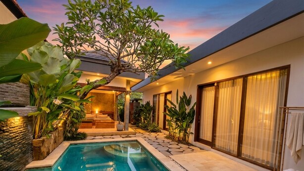 A modern house with a swimming pool, a cozy interior, and lush greenery. - Villa Segari Canggu  (Canggu)