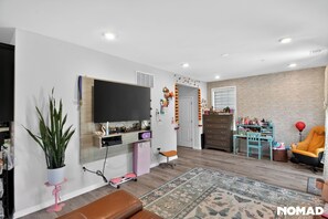 Interior - Fabulous 3-bedroom condo with AC in charming Highland Park (Highland Park)