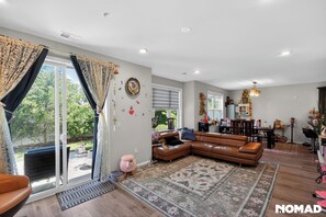 Living area - Fabulous 3-bedroom condo with AC in charming Highland Park (Highland Park)