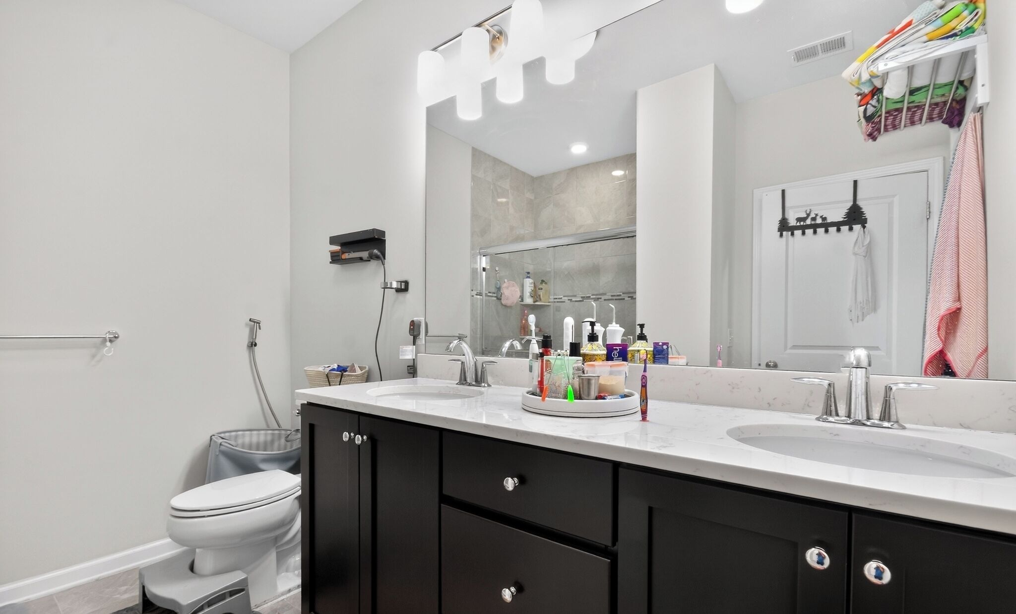 Jetted tub, hair dryer, bidet, towels