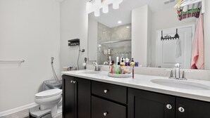 Baignoire à remous, séchoir à cheveux, bidet, serviettes fournies