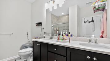 Jetted tub, hair dryer, bidet, towels