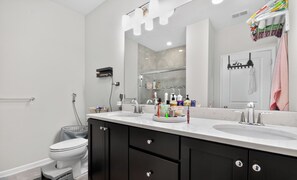 Banheira de hidromassagem, secador de cabelo, bidê, sabonete