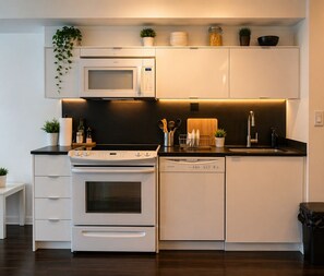 Geladeira, micro-ondas, fogão, cooktop