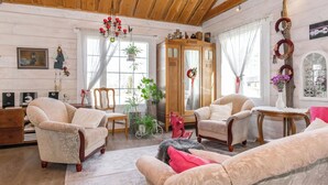 Una camera accogliente con travi in legno, un lampadario e un'ampia finestra.