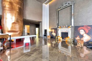 A spacious lobby with a large mirror, a fireplace, and a modern seating area. - 48th floor studio ★ Icon Brickell ★ (Miami)