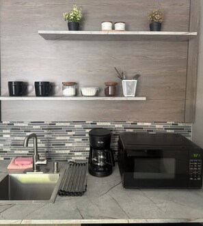 Kaffetrakter/tekoker, mikrobølgeovn, kjøkkenutstyr og kjøkkenøyer