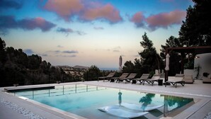 An infinity pool with lounge chairs, a pergola, and a view of the landscape. - Caray - By Almarina Villas (BENISSA)
