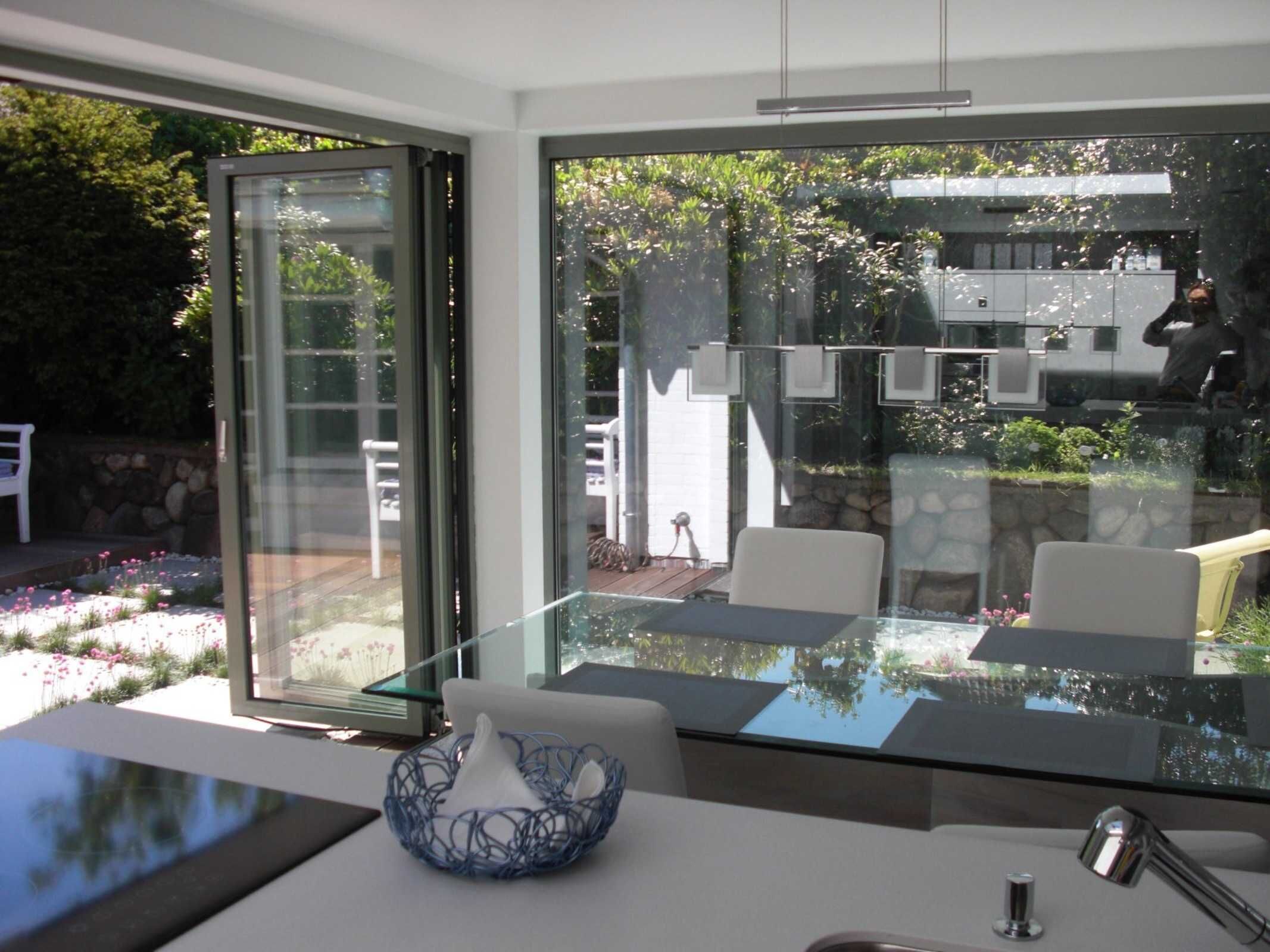 Küche mit Esstisch und Ausgang zur Terrasse