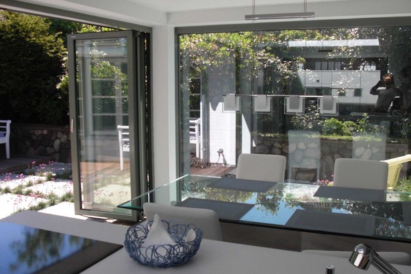 Küche mit Esstisch und Ausgang zur Terrasse