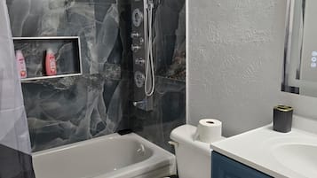 Serviettes fournies, savon, papier toilette
