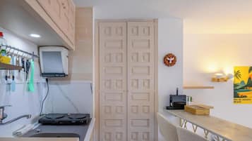 Microwave, cookware/dishes/utensils