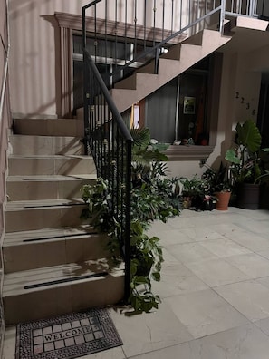 A staircase with a metal railing leading to an upper floor. - Minimalist loft in Tec zone with parking (Monterrey)