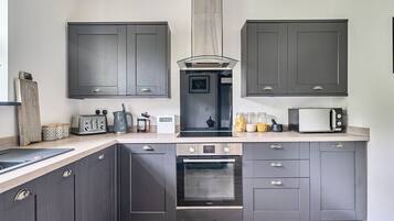 Coffee/tea maker, fridge, microwave, oven