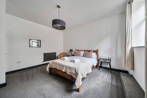 2 dormitorios, tabla de planchar con plancha, wifi y ropa de cama