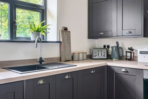 Kaffetrakter/tekoker, kjøleskap, mikrobølgeovn og ovn