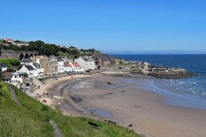A coastal town with historic buildings, a sandy beach, and a clear view of the sea. - 3 Bedroom Flat - Sleeps 6 - Free Parking (Kirkcaldy)