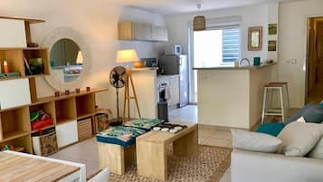 Classic Apartment, 1 Double Bed with Sofa bed, Sea View | Living area