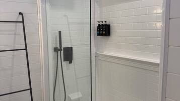 Douche, sĂšche-cheveux, serviettes fournies, savon