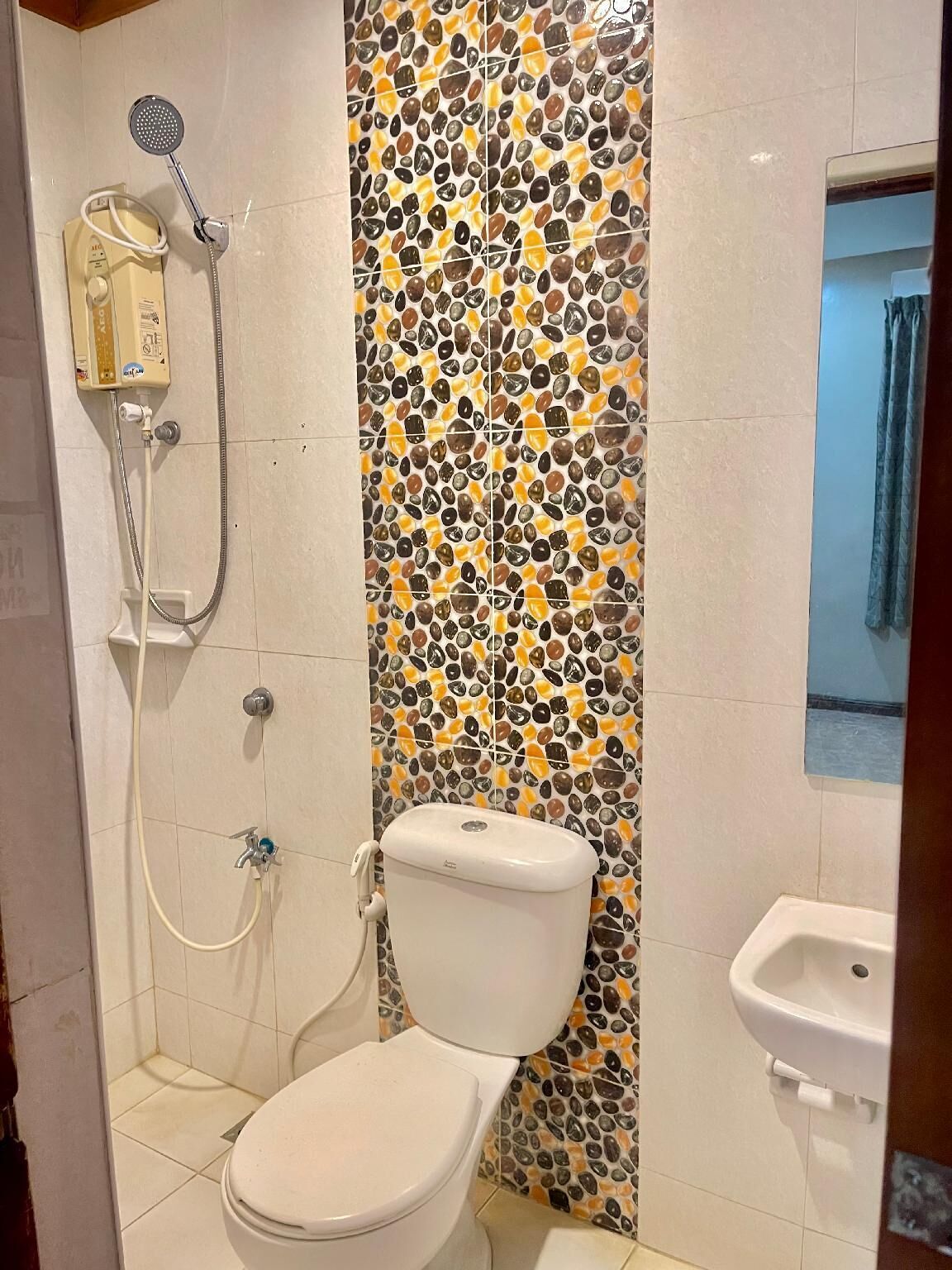 Habitación triple | Baño | Regadera, toallas, jabón, shampoo 