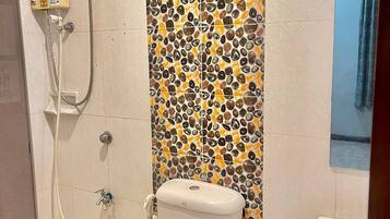 Habitación triple | Baño | Regadera, toallas, jabón, shampoo