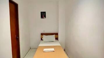 Single Room | Desk, free WiFi