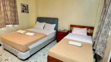 Triple Room | Desk, free WiFi