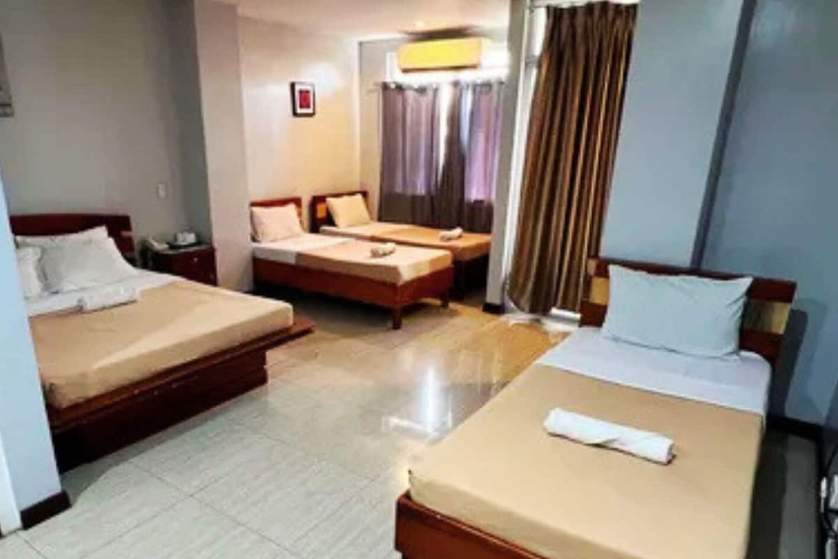 Family Room | Desk, free WiFi
