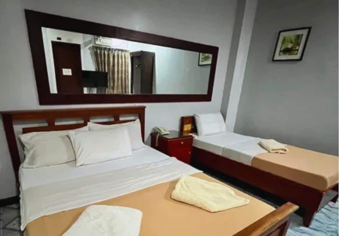 Quadruple Room | Desk, free WiFi