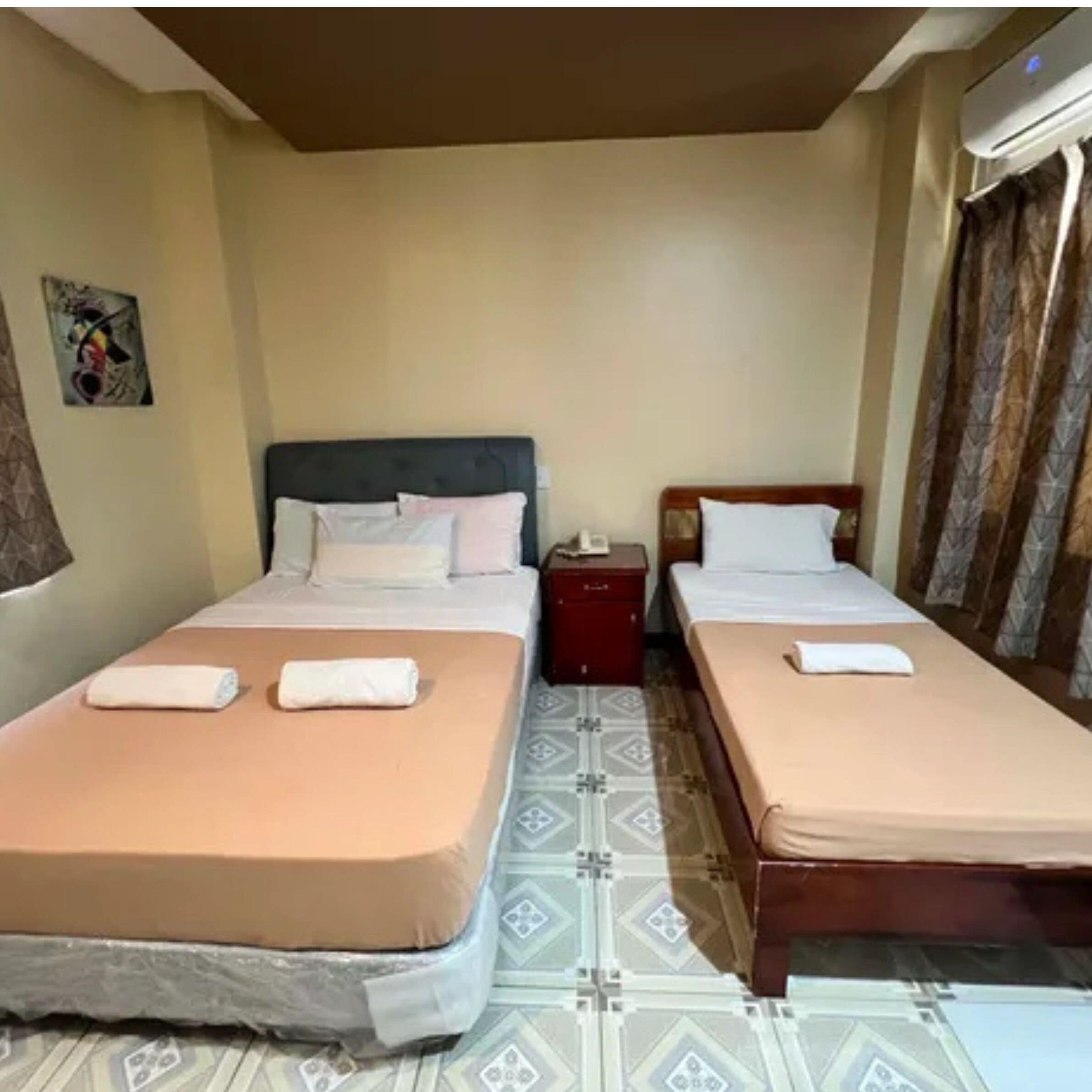 Triple Room | Desk, free WiFi