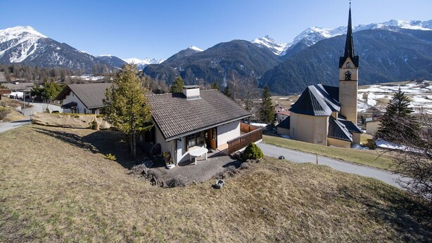 A rural village with a church and residential buildings, surrounded by mountains. - 2001 Haus Alvaneu by Interhome (Alvaneu Dorf)