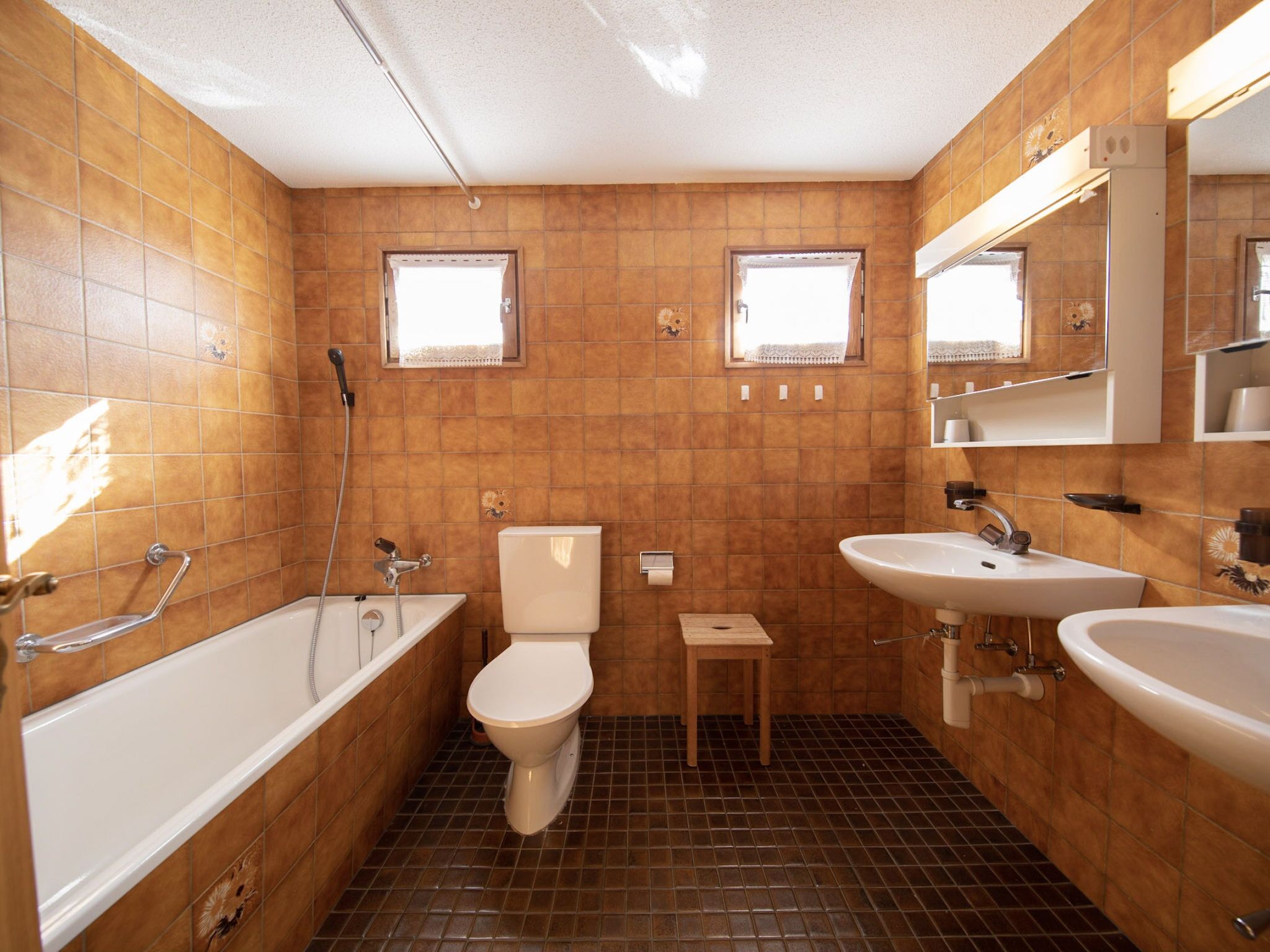 Ein Badezimmer mit Badewanne, Toilette und Waschbecken, alles mit modernen Armaturen.