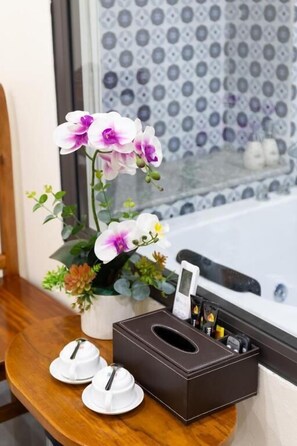 Luxury Quadruple Room, Balcony, City View | Bathroom | Shower, free toiletries, hair dryer, slippers - ALEEY TAMCOC HOMESTAY (Nam Hoa Lư)