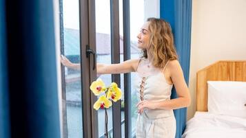 Escritorio, cortinas blackout, sistema de insonorización y wifi gratis