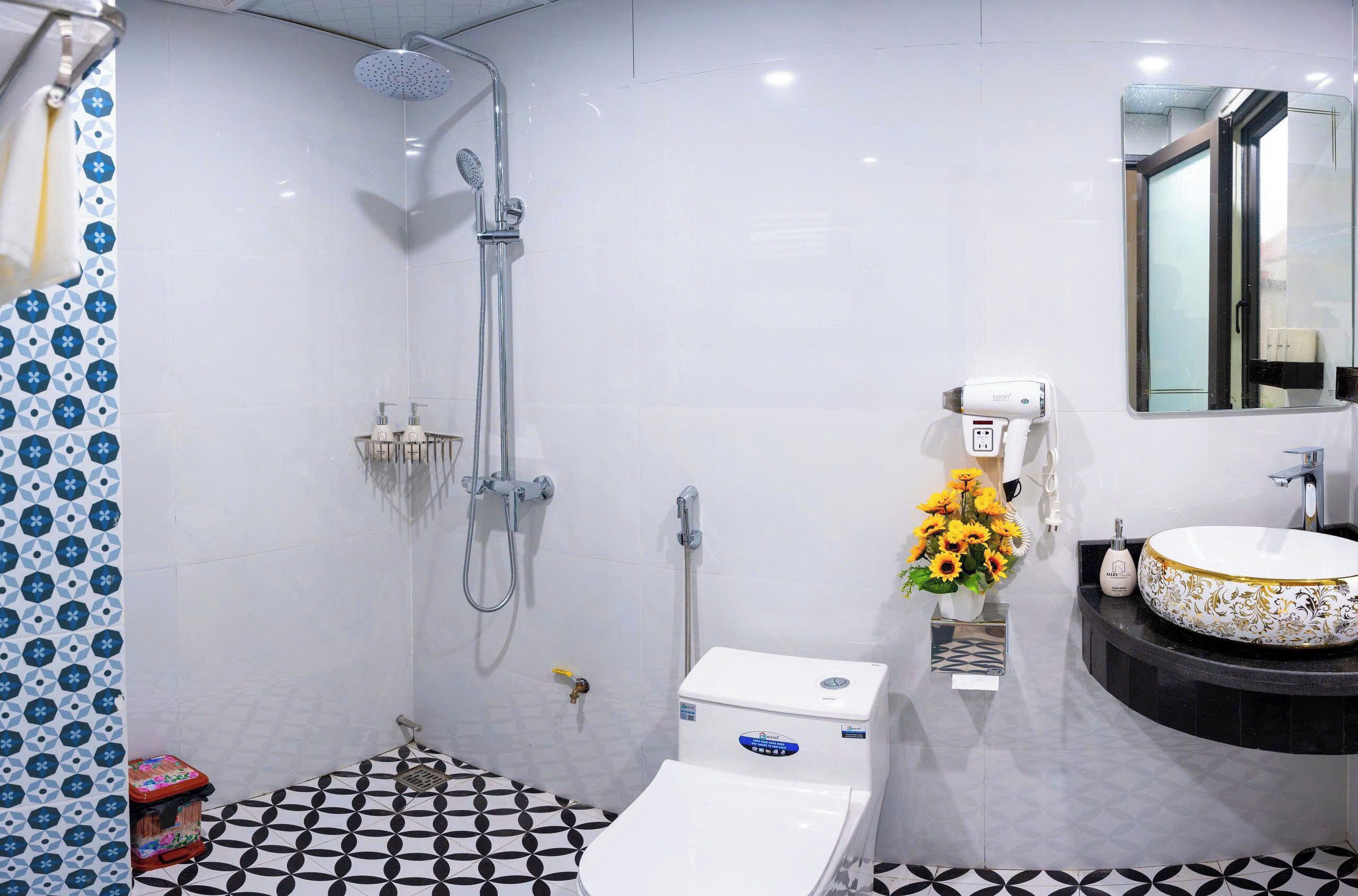 Ducha, artículos de tocador gratuitos, secador de pelo, pantuflas