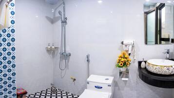 Ducha, artículos de tocador gratuitos, secador de pelo, pantuflas