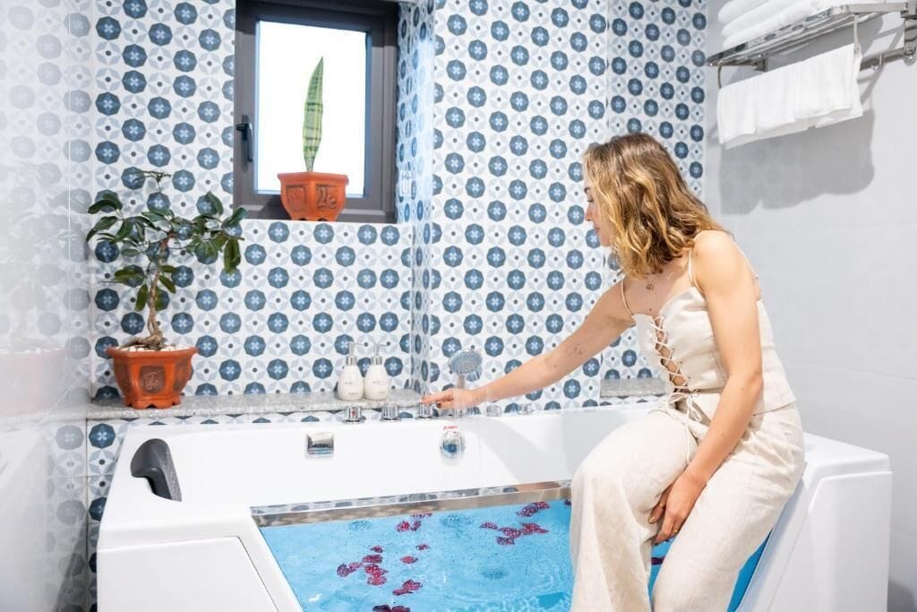 Habitación cuádruple de lujo, balcón, vistas a la ciudad | Baño | Ducha, artículos de higiene personal gratuitos y secador de pelo