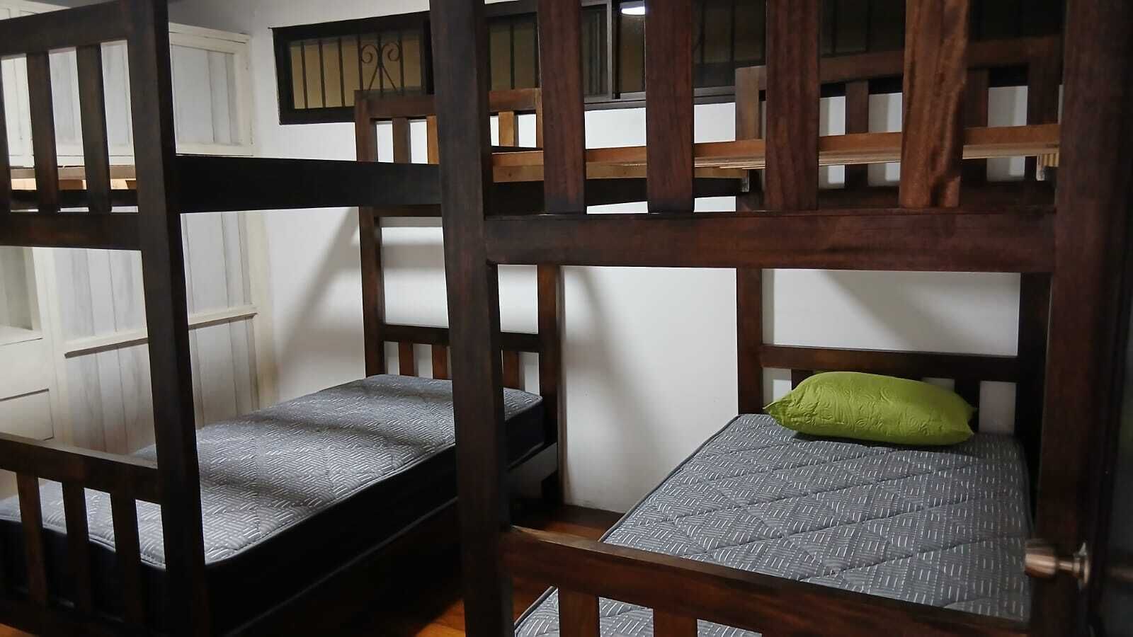 3 slaapkamers, een strijkplank/strijkijzer, internet, beddengoed