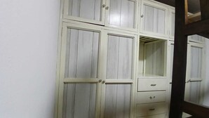 Un armadio bianco con ante e cassetti multipli.