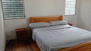3 bedrooms, iron/ironing board, internet, bed sheets