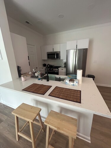 Serene Modern Retreat: A Minimalist Japanese-Inspired Escape
