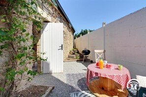 Outdoor dining - Vrbo Property (ETEL)