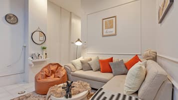 House, 3 Bedrooms, Accessible, Balcony | Living area